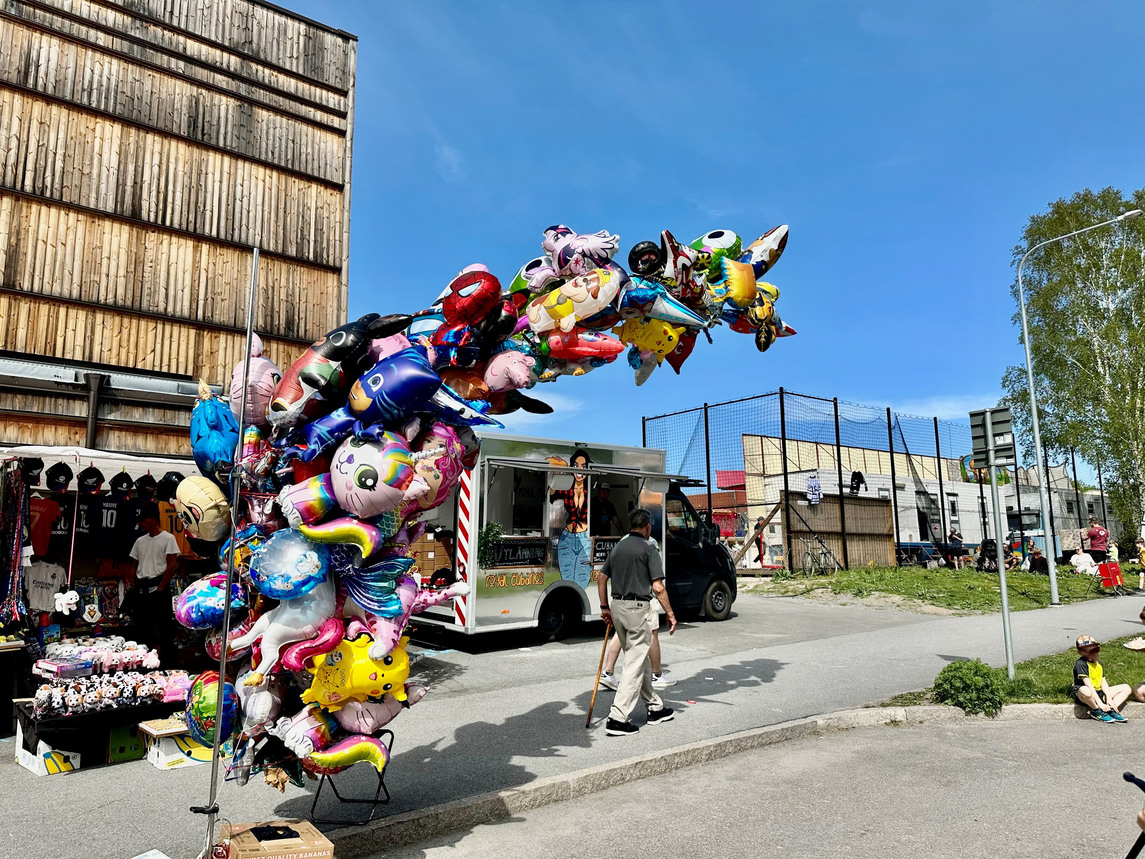 Trottoar med försäljare och en massa heliumballonger, utanför CIK, Knivsta marknad