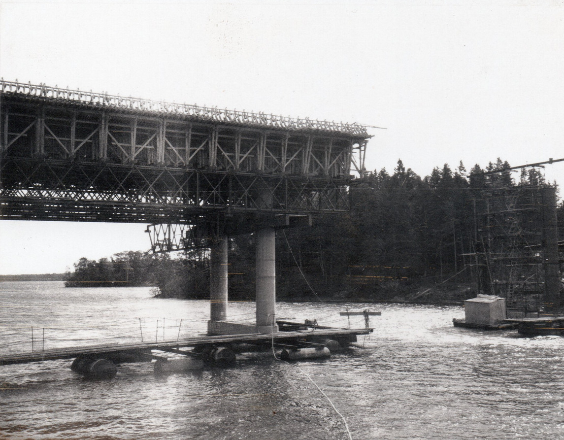 Bron över E4 byggs i början av 1969-70.
