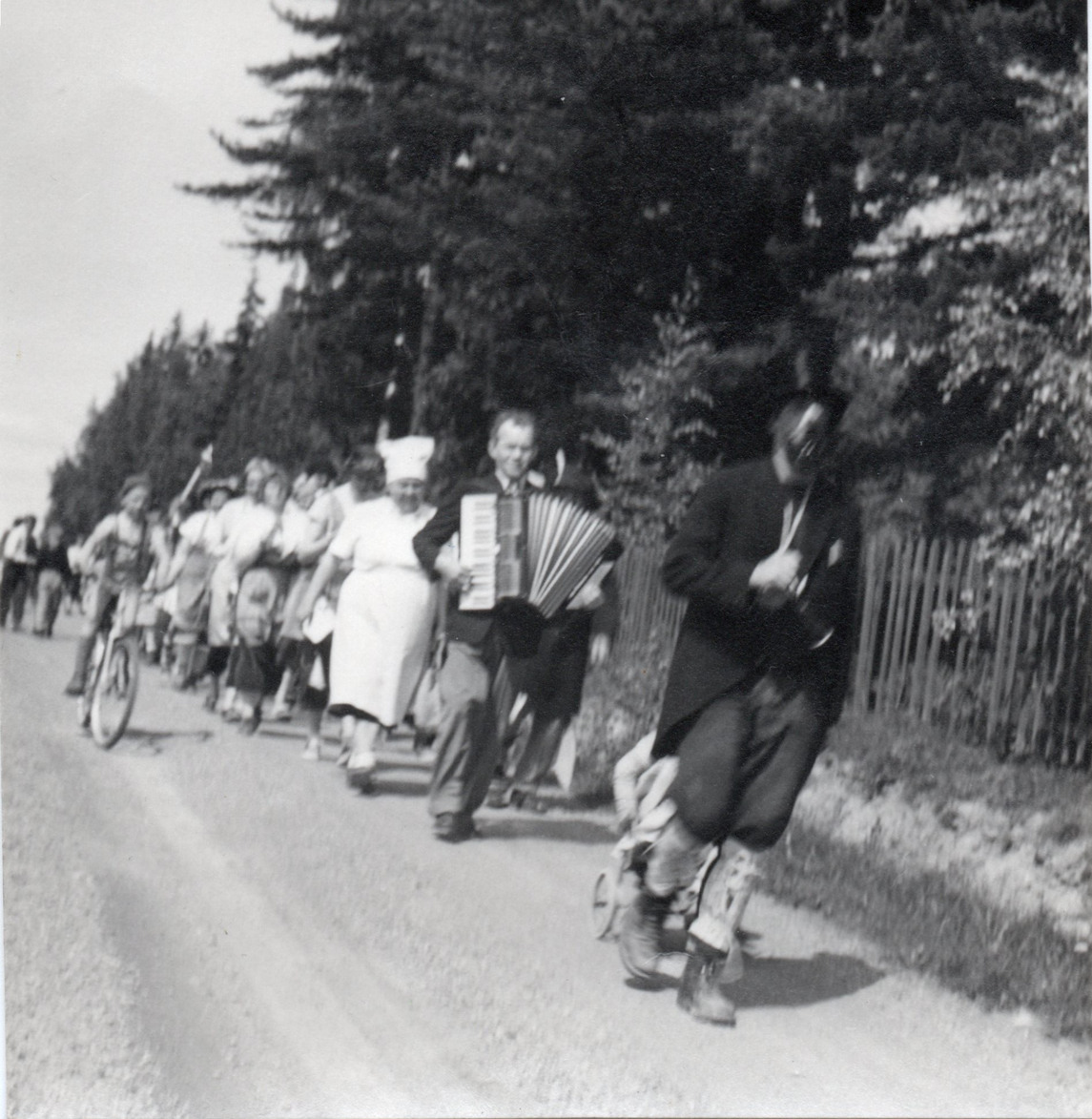 En spexvandring nedanför ängen vid Alsike snickeri i början av 50-talet, i arrangemang av Alsike IF.